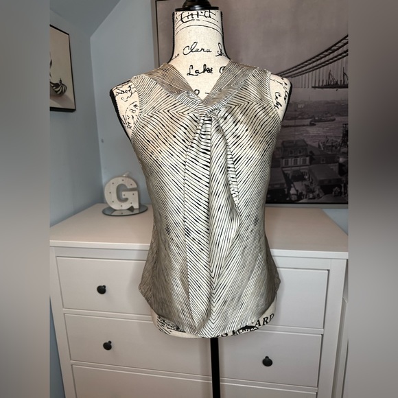 Anne Klein size 2 business suit shirt. Pairs seamlessly with a blazer. - Picture 7 of 9